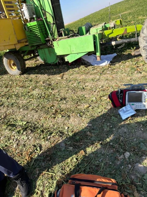 Polatlı’da tarlada bulunan pancar sökme makinesi ve yerdeki ekipmanlar