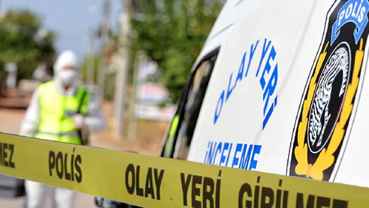 Olay yeri şeridi ve polis aracı