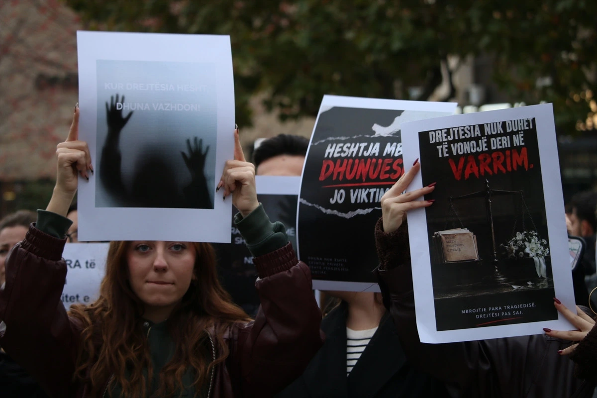 Kadın cinayetlerine dikkat çeken pankartlarla yürüyen protestocular