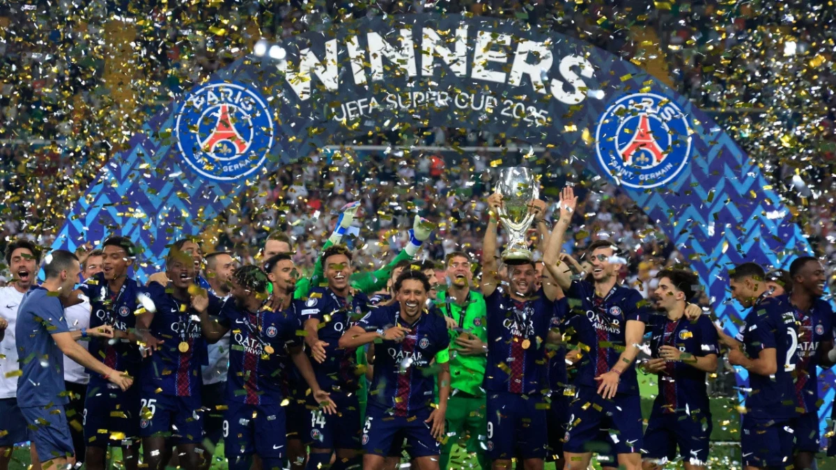 PSG futbolcuları sahada konfeti altında kupayla kutlama yapıyor