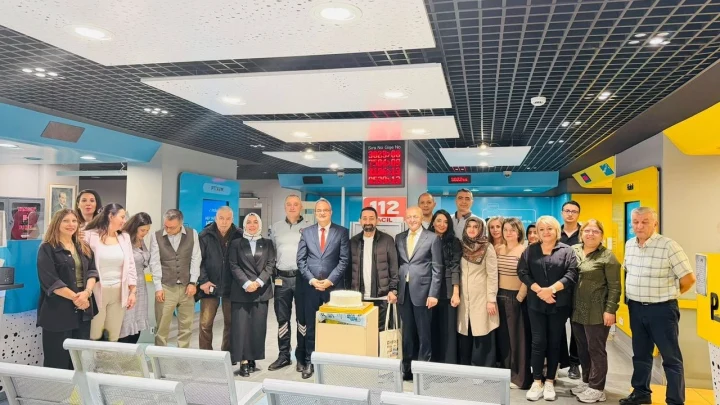 PTT şubesinde kuruluş yıl dönümü için bir araya gelen çalışanlar
