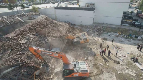 Pursaklar’da yıkım sırasında kepçenin kolu moloz altında kaldı