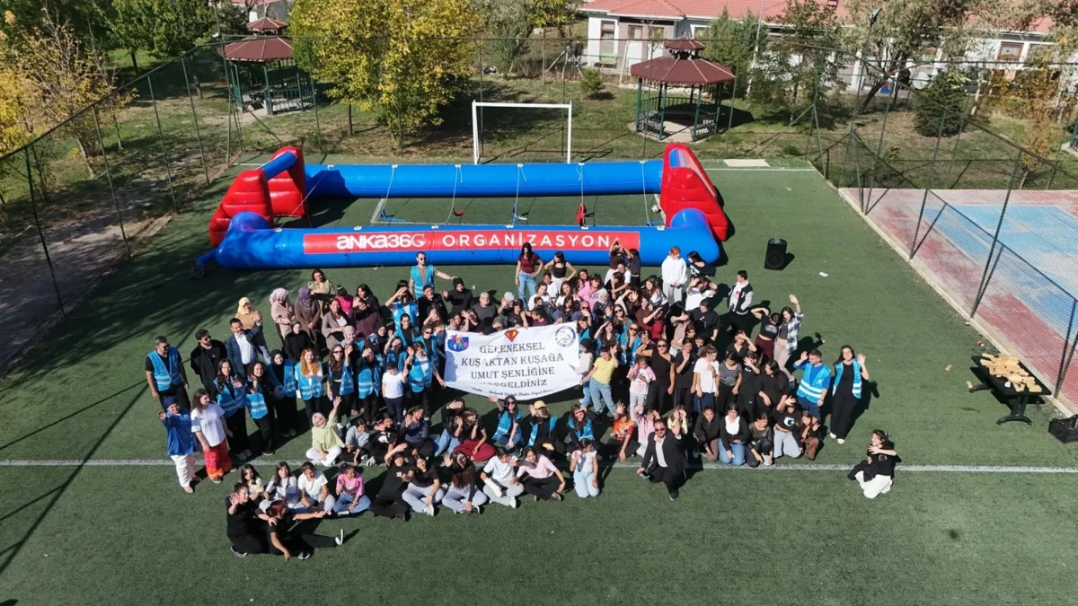 Pursaklar’daki şenlikte katılımcılar etkinlik alanında toplu fotoğraf çektiriyor