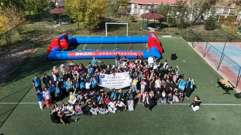Pursaklar’daki şenlikte katılımcılar etkinlik alanında toplu fotoğraf çektiriyor