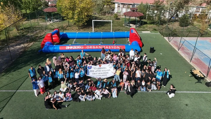 Pursaklar’daki şenlikte katılımcılar etkinlik alanında toplu fotoğraf çektiriyor