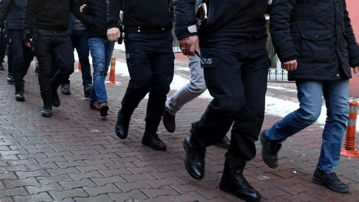 Polis eşliğinde yürütülen şüpheliler