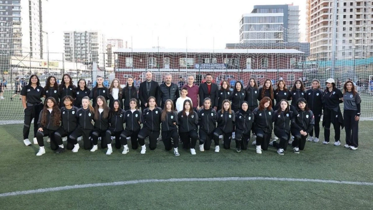 Pursaklar Belediyesi Spor Kulübü sporcuları ve yöneticileri toplu halde