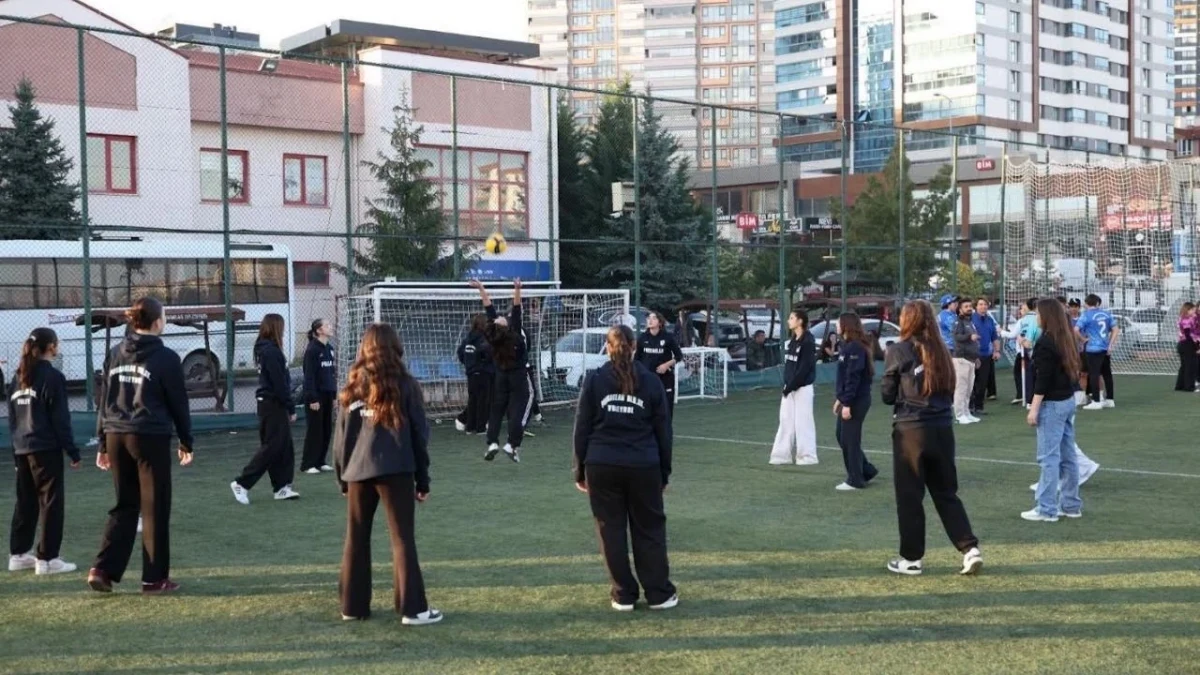 Pursaklar Belediyesi Spor Kulübü sporcuları sahada antrenman yaparken