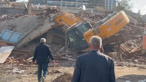 Pursaklar’da yıkım sırasında kepçe molozların altında kaldı