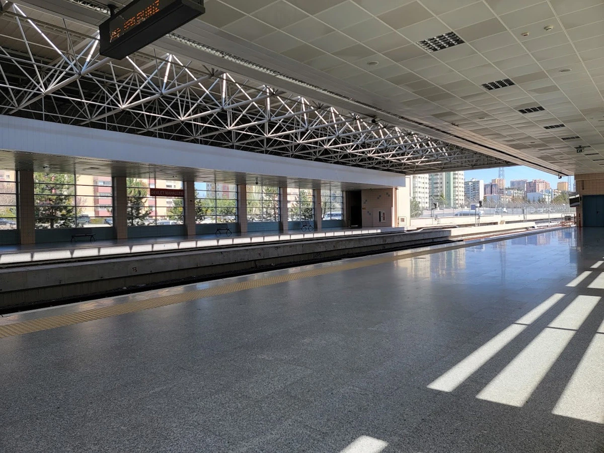 Gündüz saatlerinde boş bir raylı sistem istasyonu platformu