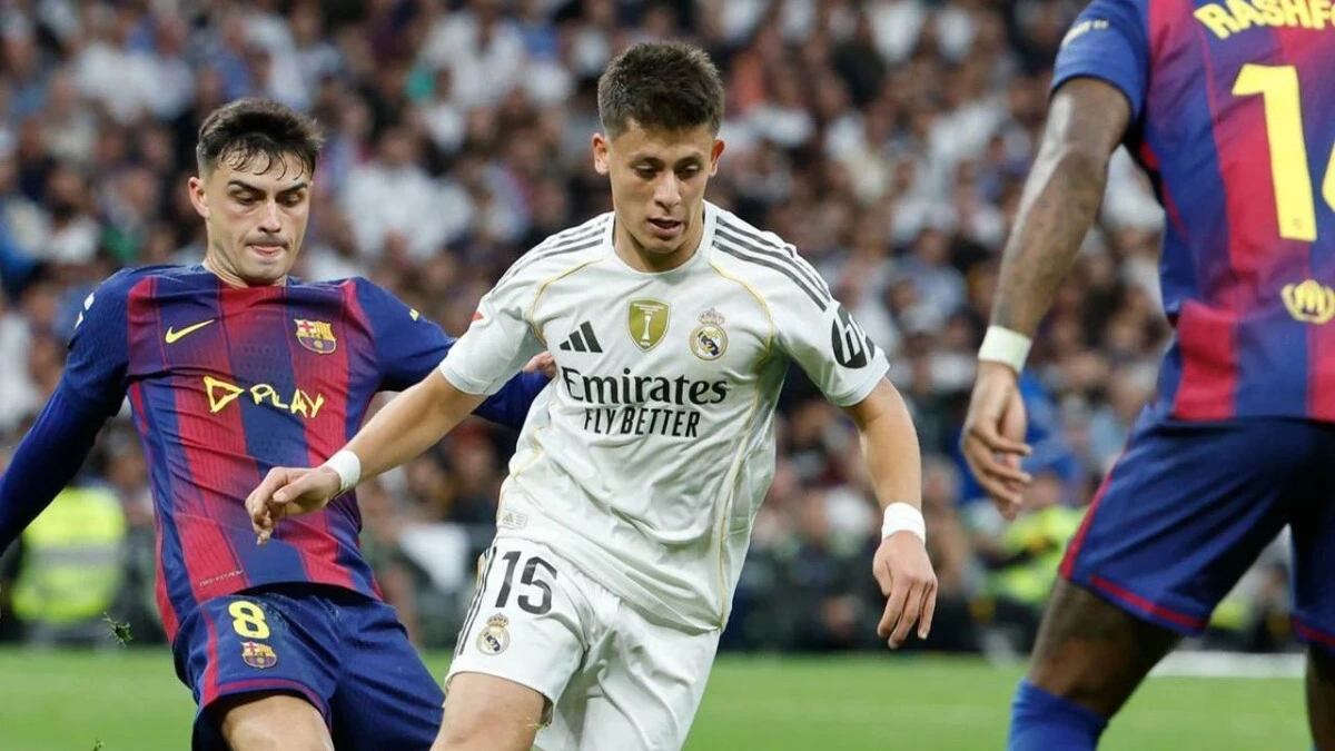 Real Madridli futbolcu Barcelona oyuncularının arasında top sürüyor