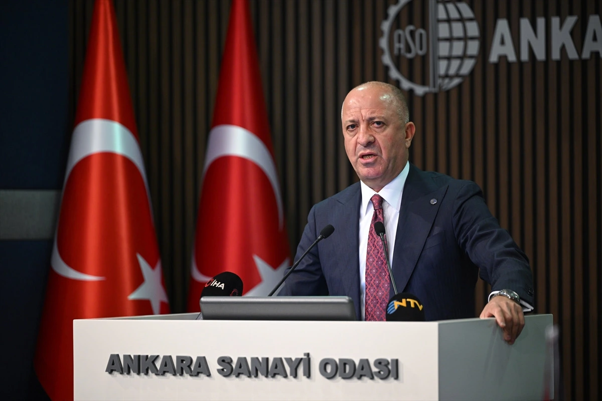 Rifat Hisarcıklıoğlu Ankara Sanayi Odası kürsüsünde konuşuyor