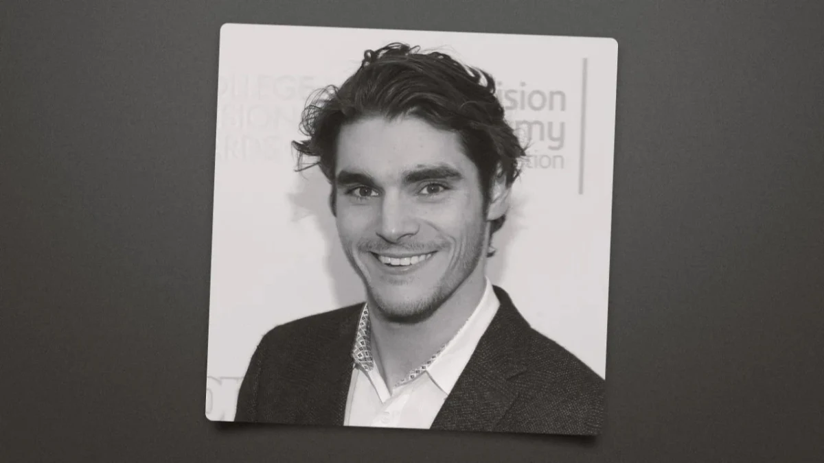 RJ Mitte’nin siyah beyaz portresi