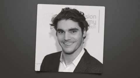 RJ Mitte’nin siyah beyaz portresi