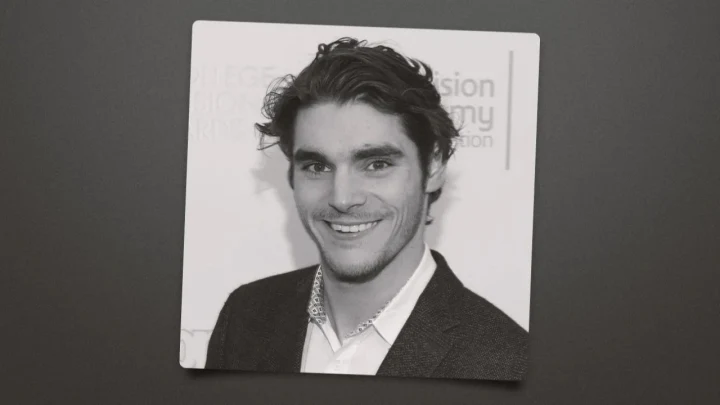 RJ Mitte’nin siyah beyaz portresi