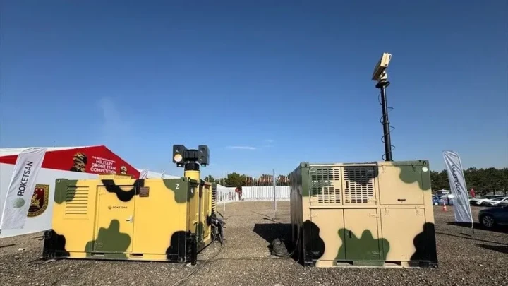 ROKETSAN ALKA sistemine ait kamuflaj desenli iki araç açık alanda sergileniyor