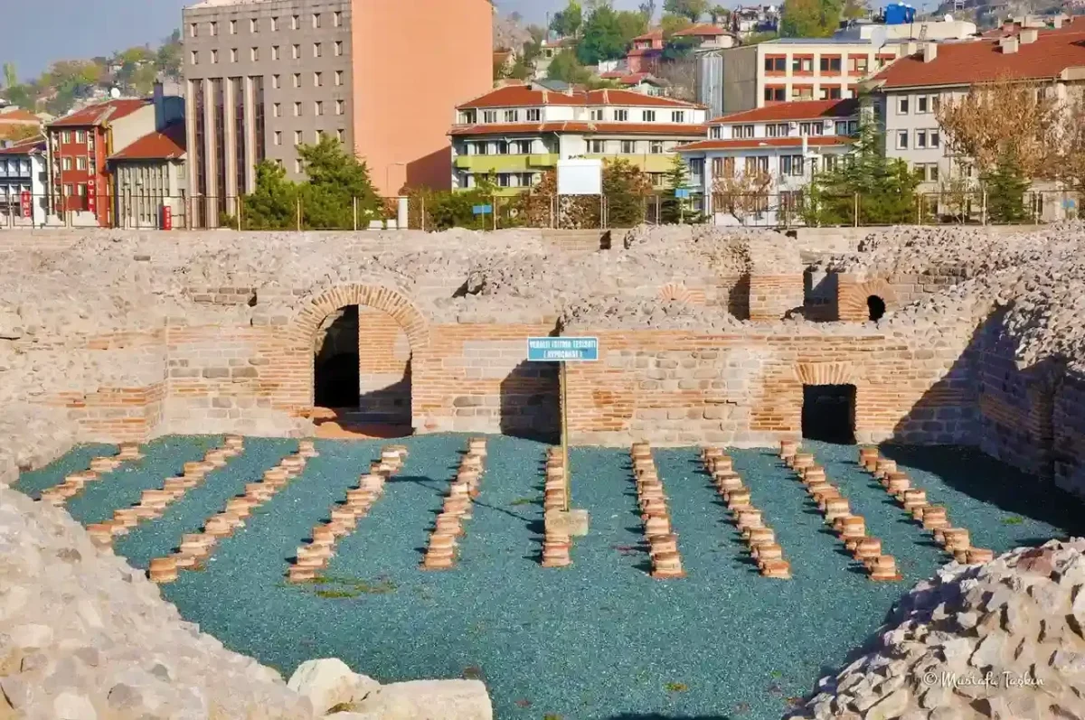 Roma Hamamı kalıntılarında sütun tabanları ve tuğla duvarlar
