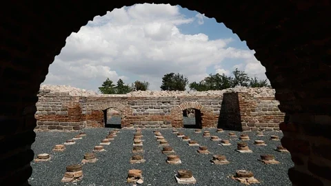 Roma Hamamı Ören Yeri’nde taş ve tuğladan oluşan tarihi yapı kalıntıları