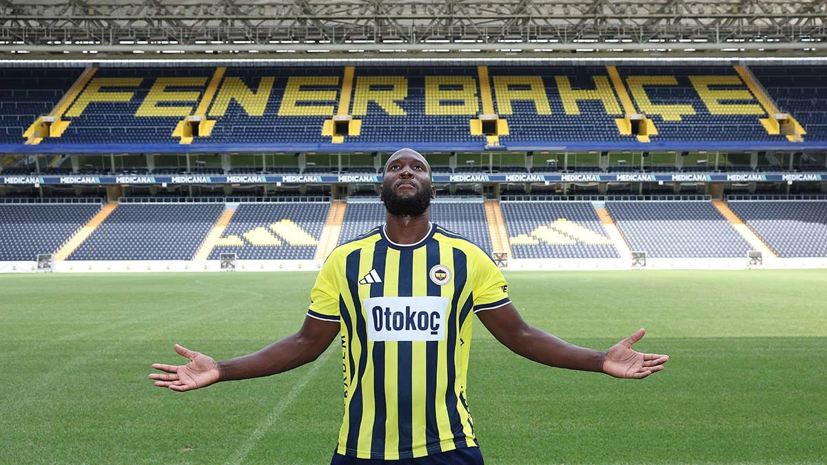 Fenerbahçe forması giyen Romelu Lukaku, stadyumda kollarını iki yana açıyor