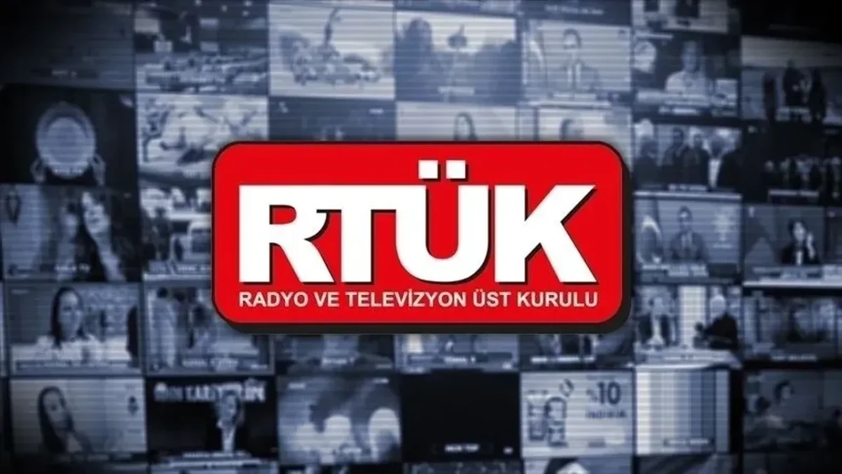 Televizyon ekranlarından oluşan kolajın önünde RTÜK logosu