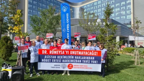 Ankara Tabip Odası üyeleri, Dr. Rümeysa Berin Şen’i anarken nöbet ertesi izin hakkı için pankart taşıyor