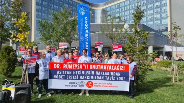 Ankara Tabip Odası üyeleri, Dr. Rümeysa Berin Şen’i anarken nöbet ertesi izin hakkı için pankart taşıyor