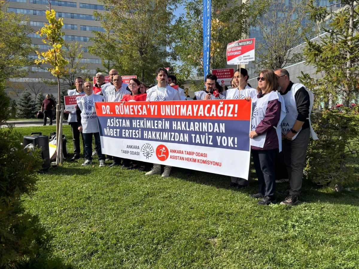 Bilkent Şehir Hastanesi önünde Rümeysa Berin Şen anması için pankart taşıyan grup