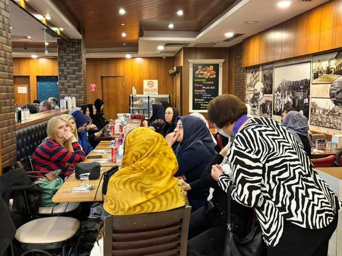 Ruşen Kökten’i anma programında kadın katılımcılar masada oturuyor.