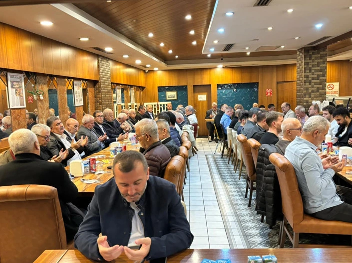 Ruşen Kökten için düzenlenen programda katılımcılar dualar ediyor.