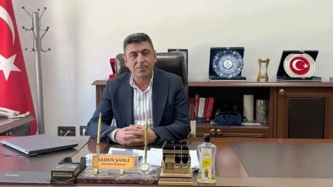 Kasrik Belediye Başkanı Sadun Şanlı makam odasında masanın arkasında oturuyor