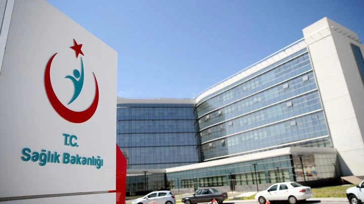 Sağlık Bakanlığı binası önündeki tabela ve bina görünümü