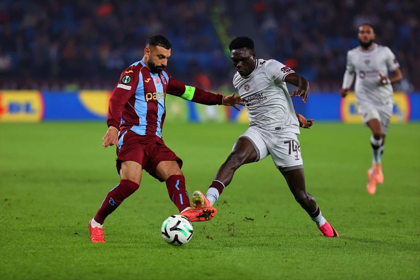 Trabzonspor kaptanı Salah, Hearts oyuncusuyla top mücadelesinde