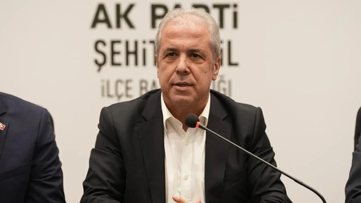 Şamil Tayyar, AK Parti ilçe binasında mikrofon önünde konuşuyor
