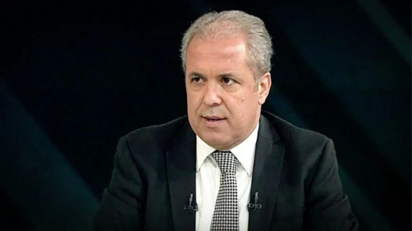 Şamil Tayyar siyah takım elbiseyle bir televizyon programında konuşuyor