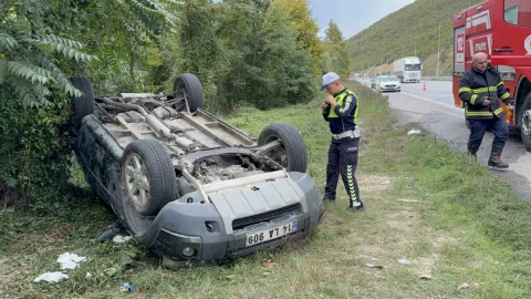 Samsun-Ankara karayolunda takla atan cip ve olay yerindeki ekipler