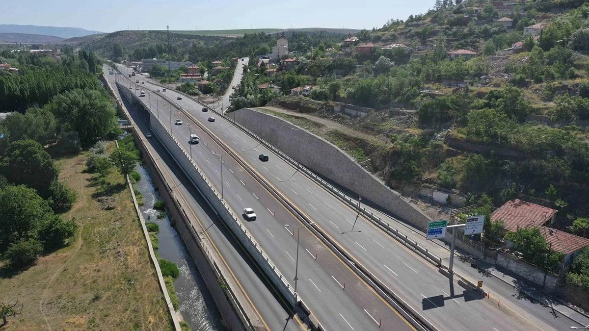 Yerleşim alanlarının yakınından geçen çok şeritli kara yolu
