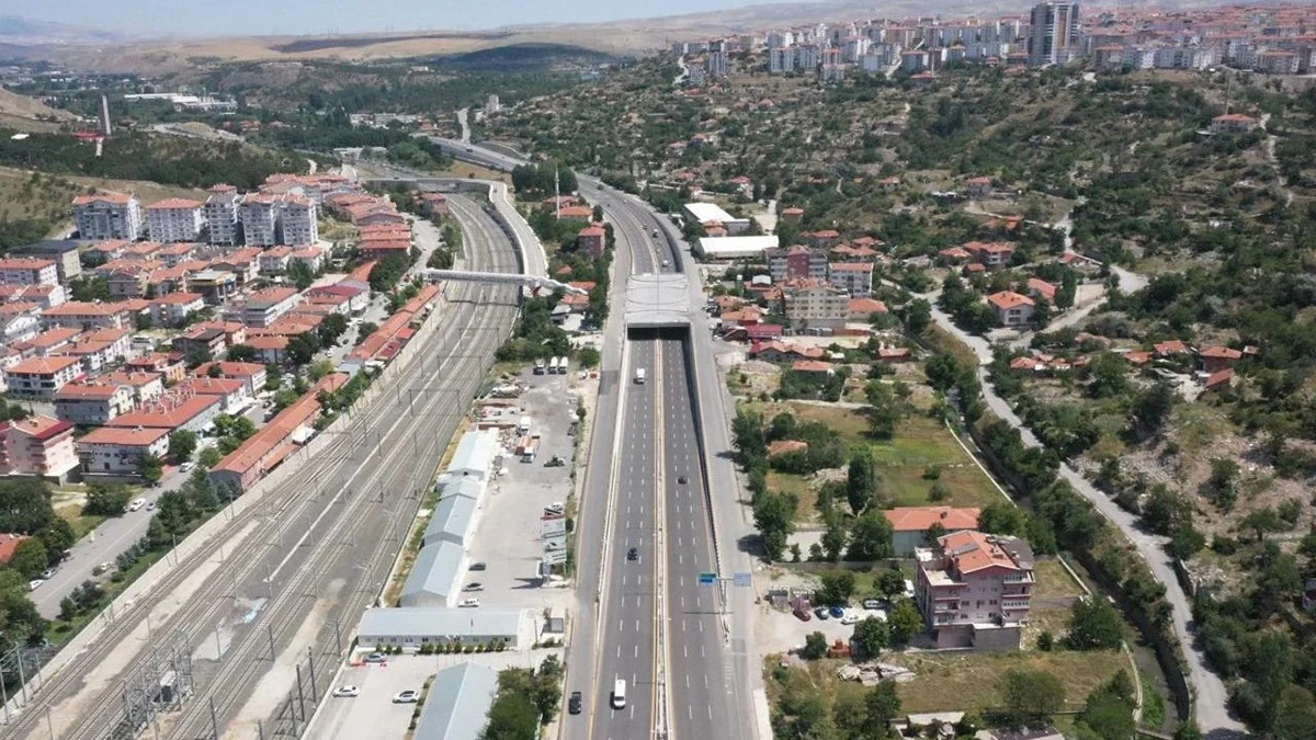 Ankara’da yerleşim alanlarının arasından geçen kara yolu