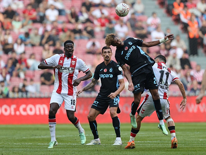 Samsunspor ve Trabzonspor oyuncuları hava topu mücadelesinde