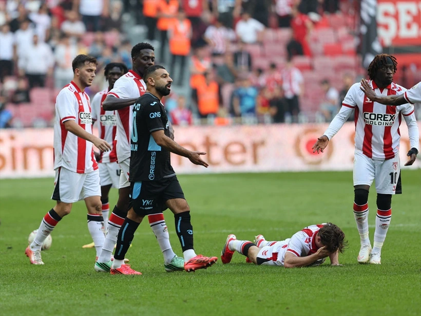 Samsunspor ve Trabzonspor futbolcuları maç sırasında saha içinde