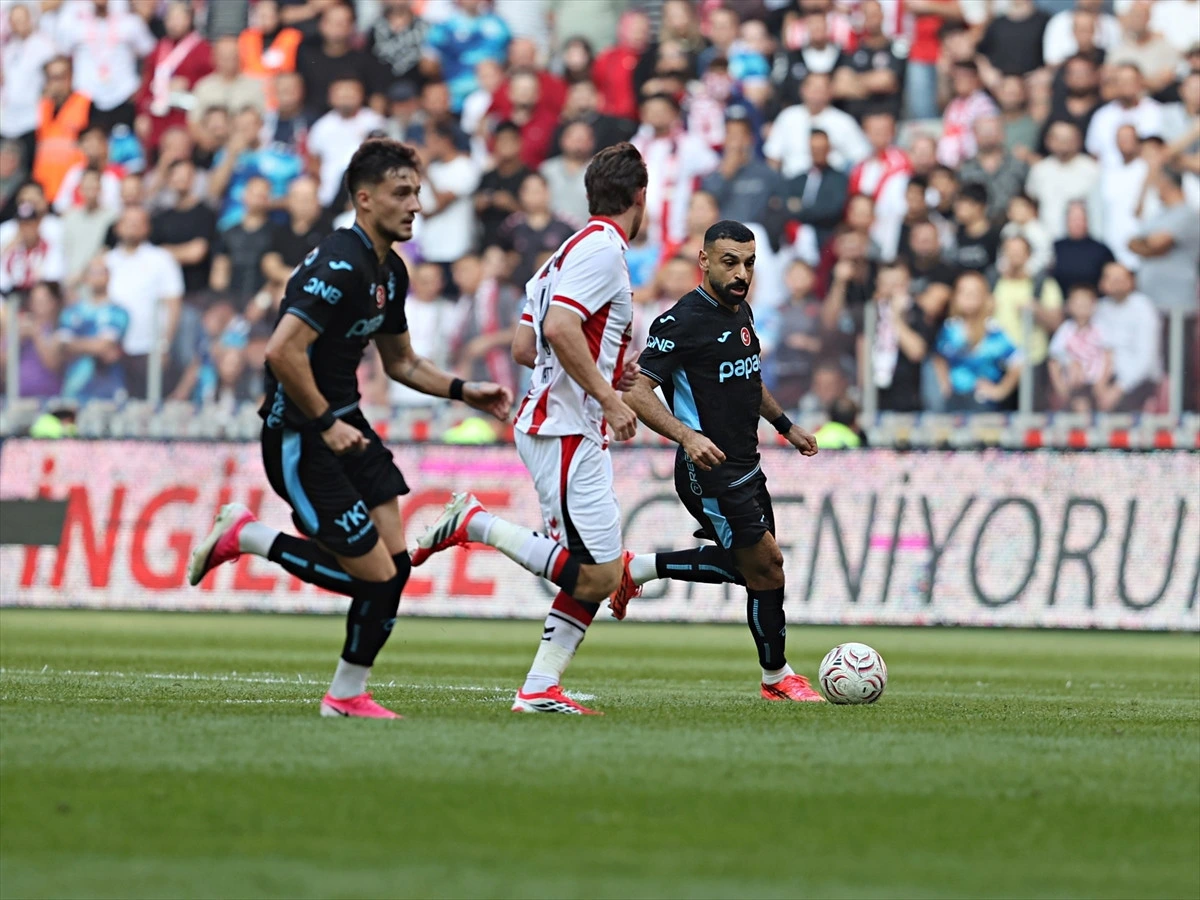 Samsunspor ve Trabzonspor oyuncuları topu kontrol etmek için mücadele ediyor
