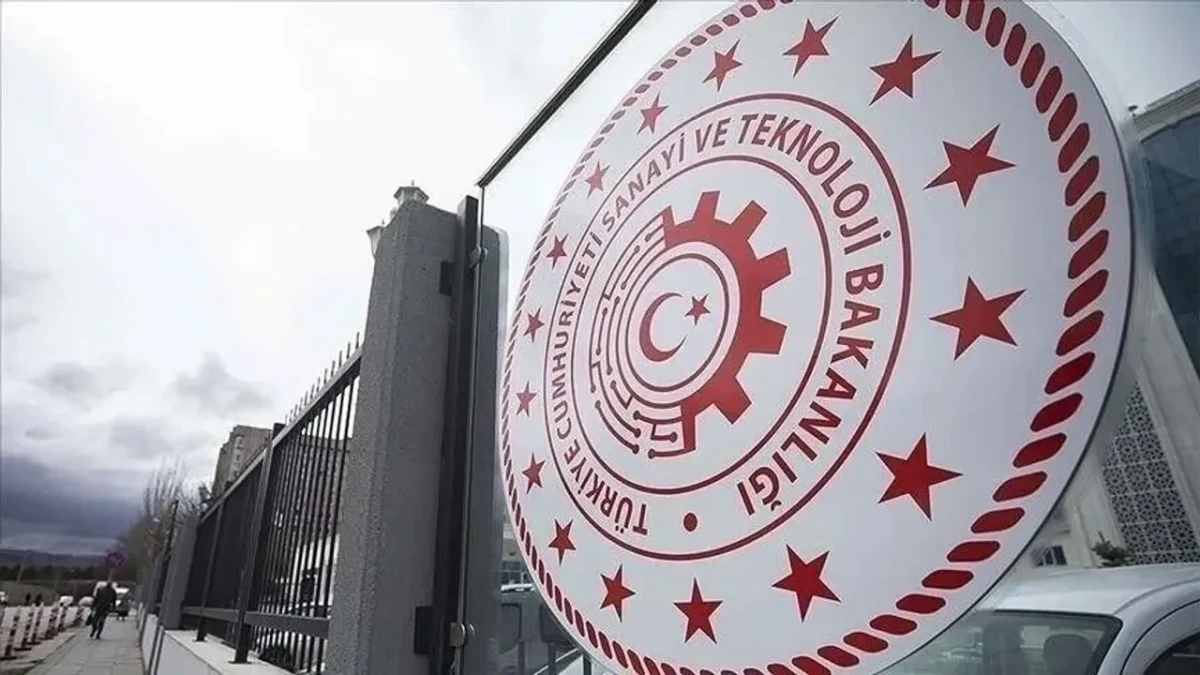 Sanayi ve Teknoloji Bakanlığı binasının girişindeki bakanlık amblemi