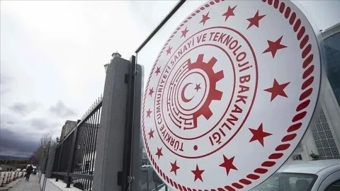 Sanayi ve Teknoloji Bakanlığı binasının girişindeki bakanlık amblemi