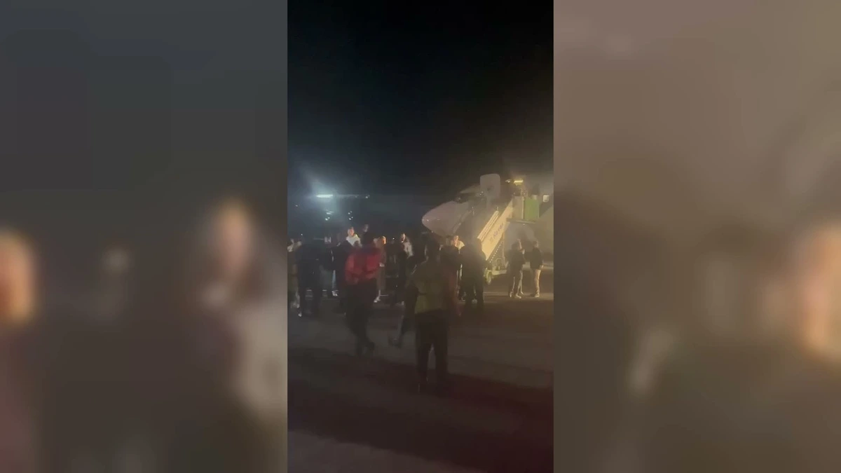Gece saatlerinde uçak çevresinde bulunan görevliler ve yolcular