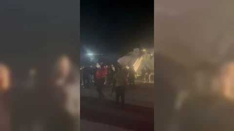 Gece saatlerinde uçak çevresinde bulunan görevliler ve yolcular