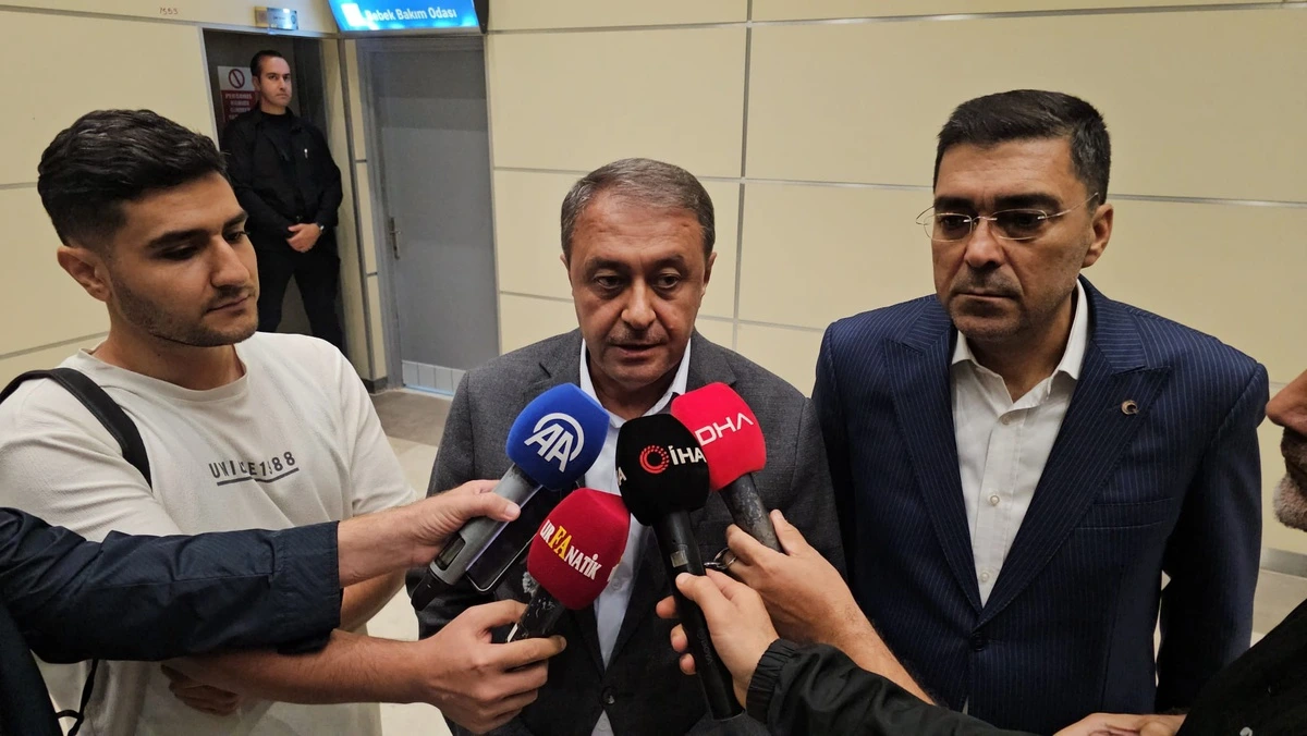 Şanlıurfa Valisi Hasan Şıldak, basın mensuplarına açıklama yaparken
