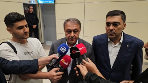 Şanlıurfa Valisi Hasan Şıldak, basın mensuplarına açıklama yaparken