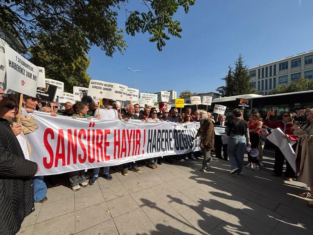 Katılımcılar “Sansüre hayır, habere özgürlük” yazılı pankart taşıyor