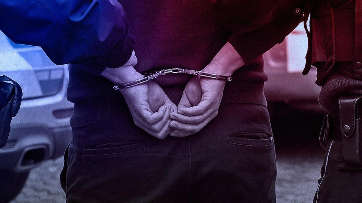 Soruşturma kapsamında gözaltına alınan bir kişinin elleri kelepçeli