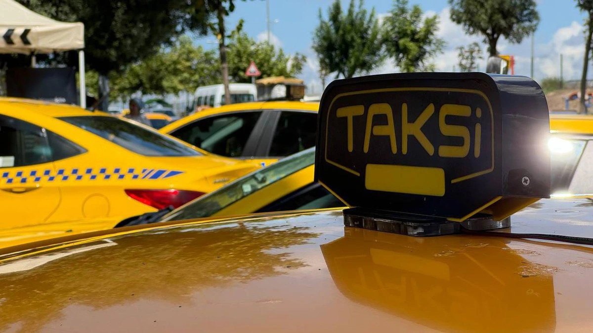 Sarı taksilerin tavanındaki taksi levhası
