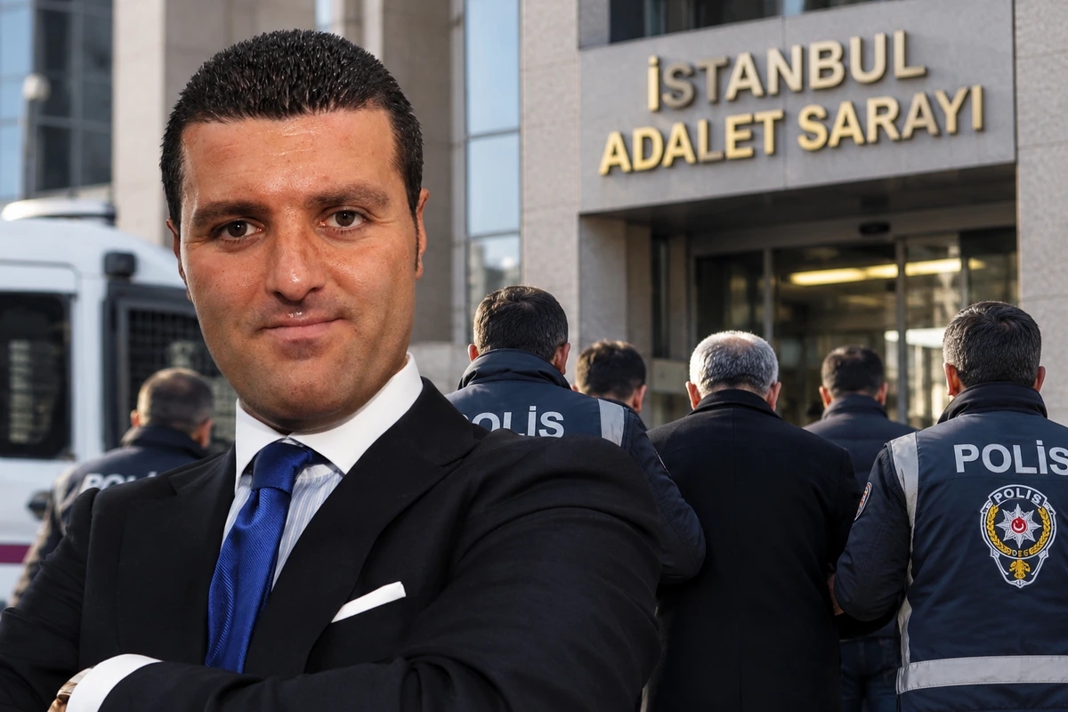 İstanbul Adalet Sarayı önünde polisler ve takım elbiseli bir erkek
